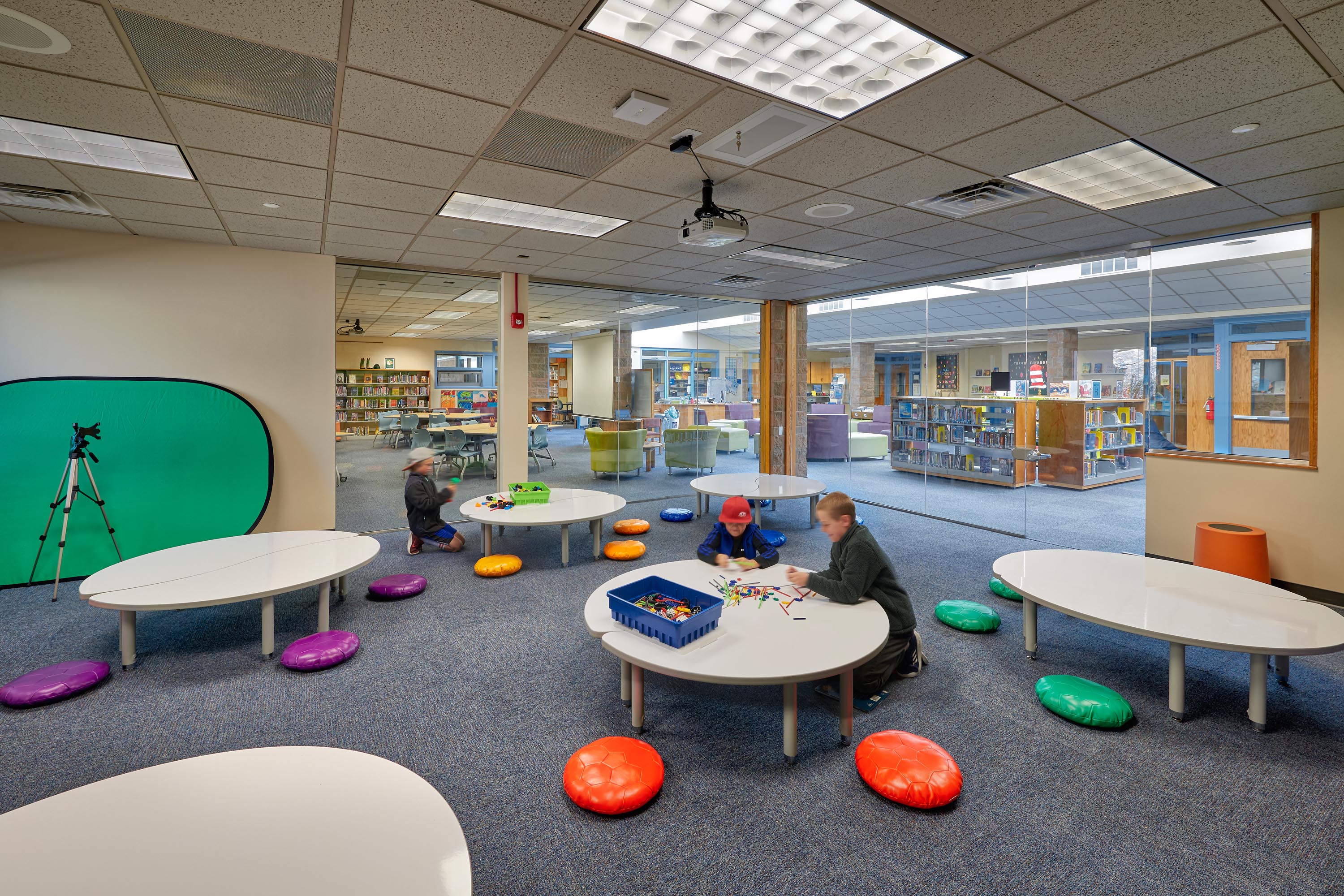 Nederland ES interior learning center   3 w people 3Kx2K